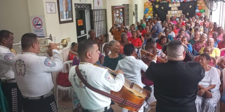 Decenas de adultas mayores celebran Día de las Madres