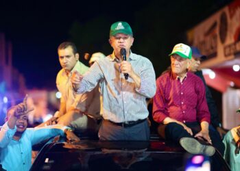 Leonel deplora presencia de barcazas en Playa Los Negros de Azua