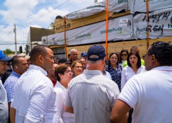 Gobierno inicia entrega de ayudas a familias afectadas por las lluvias en Villa Tapia y Salcedo