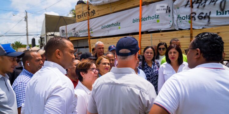 Gobierno inicia entrega de ayudas a familias afectadas por las lluvias en Villa Tapia y Salcedo