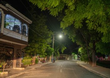 Edesur impacta 600 familias tras iluminar el distrito Los Toros, de Azua
