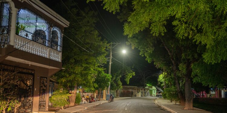 Edesur impacta 600 familias tras iluminar el distrito Los Toros, de Azua