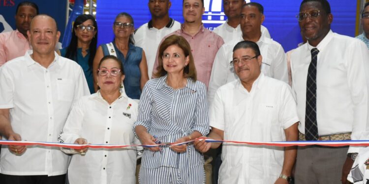 Vicepresidenta Raquel Peña entrega el remozado club GUG en Santiago