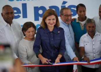 Vicepresidenta de la República inaugura la Escuela Básica Alcibiades Mejía, en la provincia Peravia