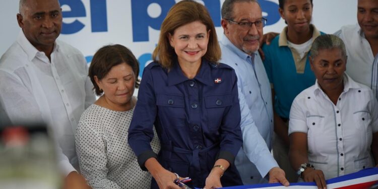 Vicepresidenta de la República inaugura la Escuela Básica Alcibiades Mejía, en la provincia Peravia
