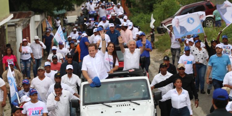 José Paliza encabeza multitudinaria marcha caravana en Santo Domingo Norte