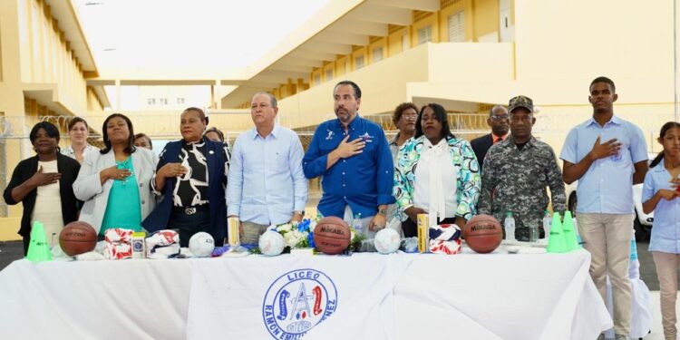 Minerd inaugura cancha techada del Liceo Ramón Emilio Jiménez