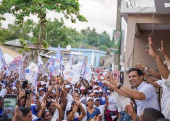 Roberto Ángel encabezó junto al candidato a senador, Pedro Tineo, una gran marcha en Monte Plata