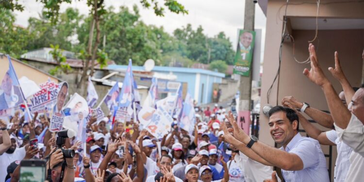 Roberto Ángel encabezó junto al candidato a senador, Pedro Tineo, una gran marcha en Monte Plata