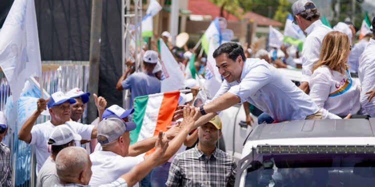 Roberto Ángel cierra, junto a los candidatos provinciales, la campaña en Ocoa con impresionante caravana