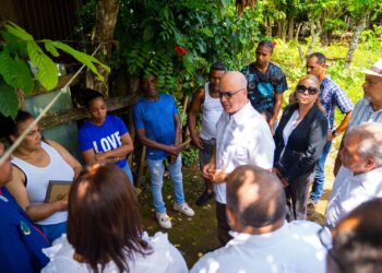 Ministro Igor Rodríguez visita familiares de adolescente encontrada muerta en el río La Leonora de Maimón