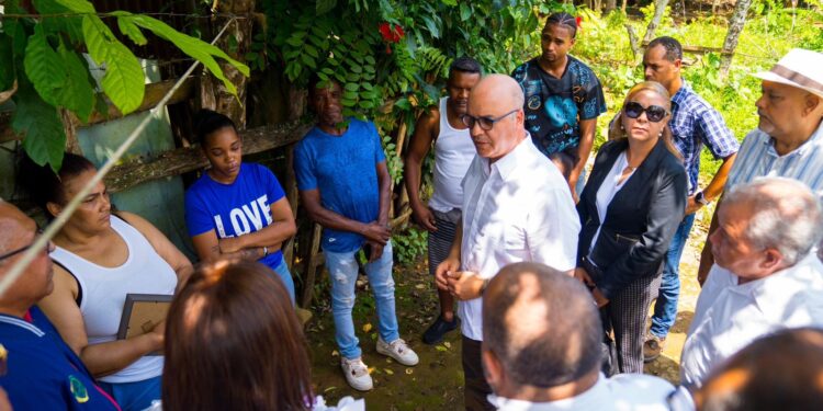 Ministro Igor Rodríguez visita familiares de adolescente encontrada muerta en el río La Leonora de Maimón