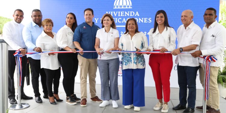 Vicepresidenta Raquel Peña inaugura obras clave en SDN para garantizar energía renovable, vivienda y seguridad