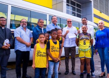 Ministro Igor Rodríguez entrega moderno autobús al Club Rafael Barias en Villa Consuelo