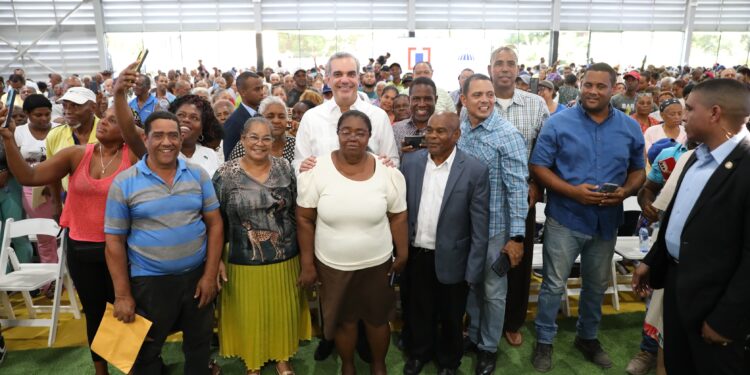 Presidente Abinader encabeza lanzamiento proyecto de titulación en Domingo Savio
