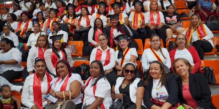 Más de 6,000 padres de estudiantes del sector público finalizan el programa “La familia se transforma desde la escuela”