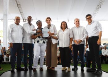 Gobierno otorga seguridad jurídica a familias de SDE con entrega de títulos de propiedad