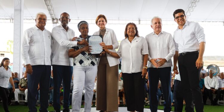 Gobierno otorga seguridad jurídica a familias de SDE con entrega de títulos de propiedad