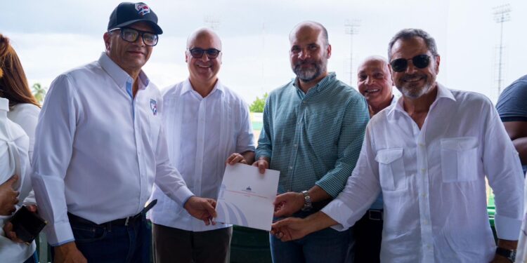 Gobierno entrega RD$84 millones como primera partida para remodelar el Estadio Tetelo Vargas