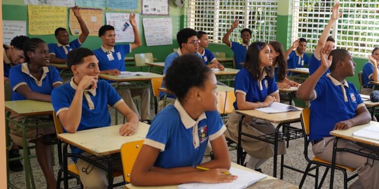 El Minerd reitera que ningún estudiante se quedará fuera de las aulas