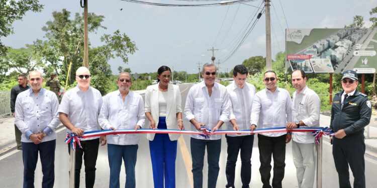 Presidente Abinader inaugura carretera, un puente y deja iniciados los trabajos del centro correccional preventivo en La Altagracia