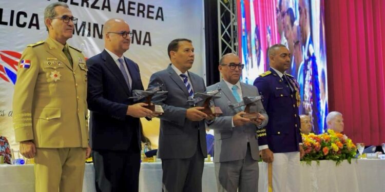 Fuerza Aérea Dominicana Reconoce a Rolfi Rojas Guzmán por su desempeño al frente de la Comisión Presidencial de Apoyo al Desarrollo Barrial (CPADB)