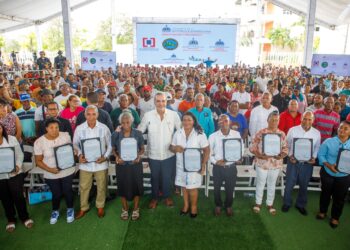 Abinader entrega certificado de título número 100 mil; programa de titulación ha impactado 29 provincias en todo el país