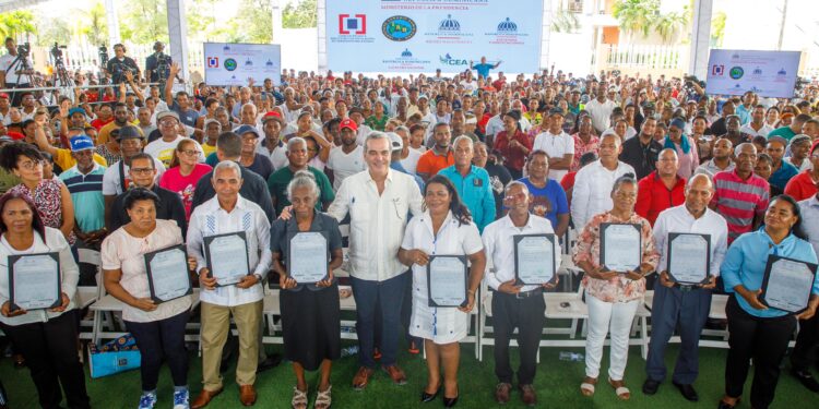 Abinader entrega certificado de título número 100 mil; programa de titulación ha impactado 29 provincias en todo el país