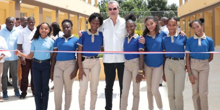 Abinader inaugura un liceo, dos estancias infantiles, un polideportivo y una cañada en el Gran Santo Domingo