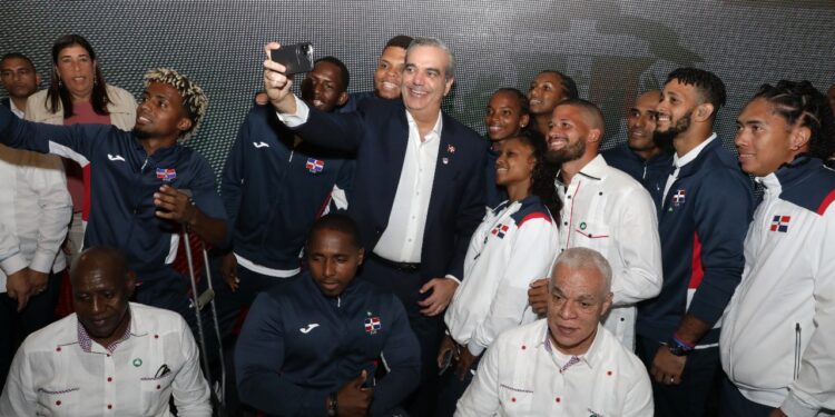 Presidente Abinader entrega la Bandera Nacional y despide una representación de 57 atletas dominicanos rumbo a las Olimpiadas de París 2024