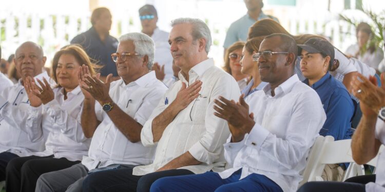 Presidente Abinader promete entregar 300 mil nuevos títulos en próximos 4 años