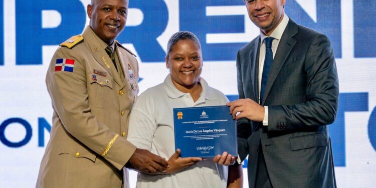 Propeep y Escuelas Vocacionales de las FF.AA y PN benefician 2,975 estudiantes con cursos técnicos en primer semestre de este año