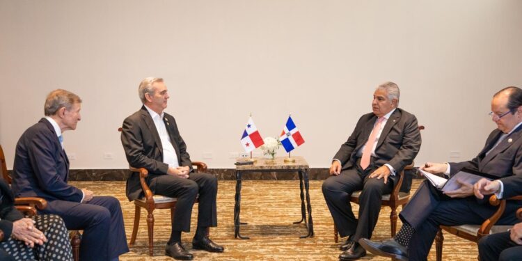 Presidente Abinader se reúne con nuevo presidente panameño, José Raúl Mulino Quintero