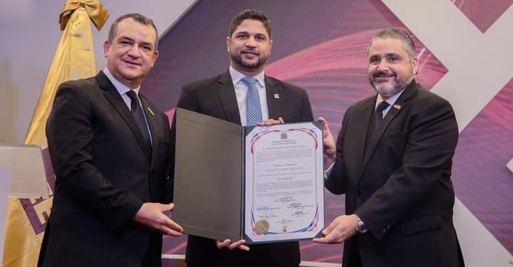 Gustavo Lara Salazar recibe certificado de elección como senador de San Cristóbal