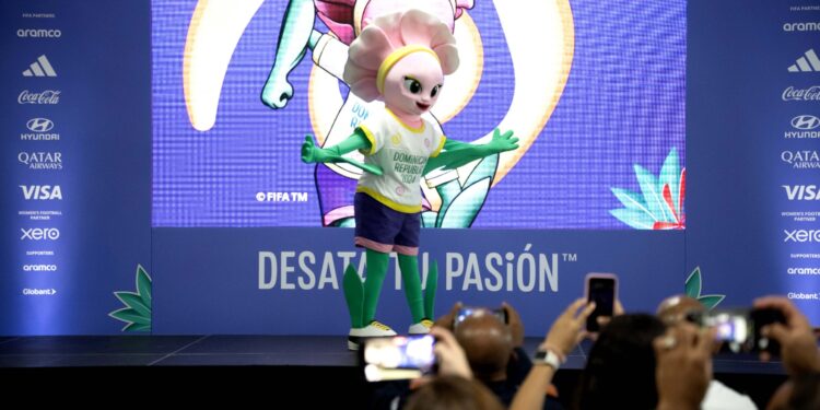 Santiago recibe por lo alto a Taní, la mascota del Mundial Femenino Sub-17