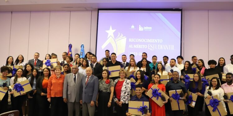 El Inafocam premia a 49 estudiantes de la carrera de Educación por su excelencia académica
