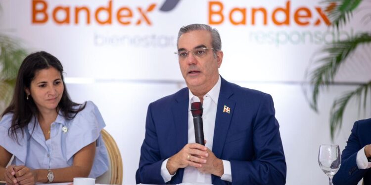 Presidente Abinader visita el Bandex; entidad elimina pérdidas gestiones anteriores