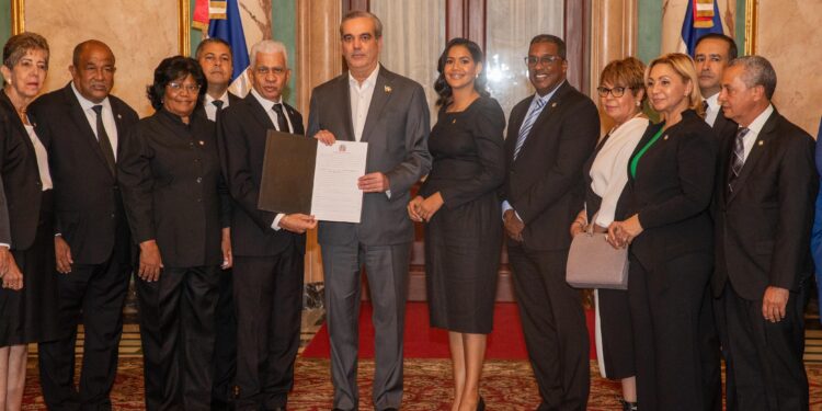 Abinader recibe de congresistas resolución que lo acredita como presidente y a la vicepresidenta Raquel Peña como vicepresidenta