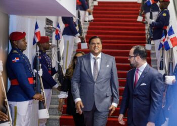 Arriba al país presidente de Suriname Chandrikapersad Santokhi para asistir a juramentación de segundo mandato de Luis Abinader