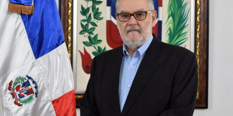 Abinader designa a Miguel Ceara Hatton como superintendente de Salud y Riesgos Laborales