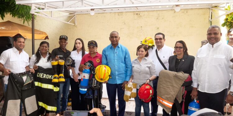 Senador Julito Fulcar a través del Index entrega equipos a las tres dotaciones de bomberos de la Provincia Peravia