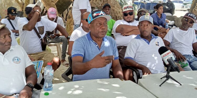 TRABAJADORES PLAYEROS DE BOCA CHICA DENUNCIAN SUPUESTAS AMENAZAS DEL ALCALDE RAMÓN CANDELARIA