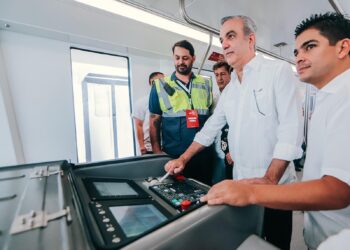 Presidente Abinader conduce el Monorriel de Santiago en su primera prueba dinámica con pasajeros