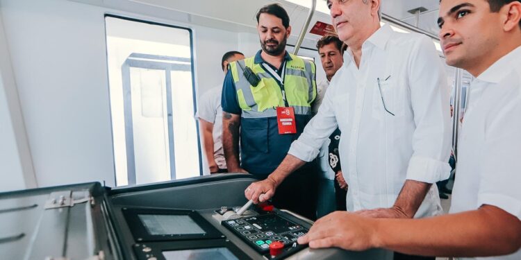 Presidente Abinader conduce el Monorriel de Santiago en su primera prueba dinámica con pasajeros