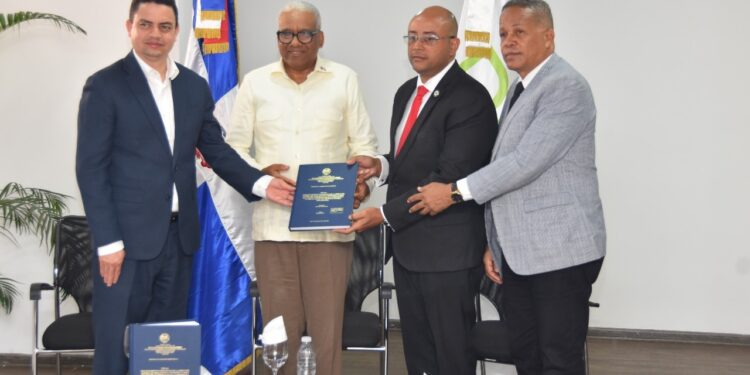 Estudio demuestra Dirección de Pensiones cuenta con personal altamente calificadoSanto Domingo. Agosto, 2024. – Un personal altamente calificado, el conocimiento generalizado de los servicios básicos de la Direccion General de Jubilaciones y Pensiones por parte de los usuarios, así como la identificación de oportunidades mediante las alianzas estratégicas, fueron los resultados arrojados durante una exposición de tesis de postgrado en Marketing Estratégico sobre el posicionamiento de la institución.La tesis para el master, titulada Posicionamiento Estratégico de la Dirección General de Jubilaciones y Pensiones a Cargo del Estado: Un enfoque hacia la eficiencia y la percepción de los grupos de interés, 2024-2025, fue presentada y sustentada por el subdirector de Pensiones, licenciado Felix Joel Almonte en la Universidad Autónoma de Santo Domingo.En la presentación de dicho estudio el director de la DGJP, licenciado Juan Rosa, destacó que el mismo demuestra que no tenemos límites para incentivar nuestro personal para que se capacite cada día más, en beneficio de la institución, del Estado en general y de sus propias vidas para el futuro.“Es parte del legado que queremos dejar como gestión en la DGJP, un amplio espacio lo ha de ocupar la presentación que hoy hace nuestro subdirector, vamos a tratar de que la institución la aproveche al máximo” resaltó el funcionario.De su lado, el viceministro del Tesoro del Ministerio de Hacienda, licenciado Derby de los Santos destacó la visión clara del director general de jubilaciones y pensiones en el manejo de esa institución, al tiempo que manifestó que la tesis presentada es un ejemplo motivador para cada uno de los colaboradores, se vea reflejado en el sentido de que no hay momentos ni propicios ni malos, para dar pasos que generen desafíos.Asimismo, el licenciado Félix Joel Almonte durante su intervención resaltó que al inicio de gestión, existían muchas limitantes en la institución, pero gracias a la acciones implementadas durante la actual gestión se han viabilizado los procesos.En la exposición del estudio estuvieron presentes además diferentes funcionarios y empleados de la DGJP y el coordinador de la maestría, licenciado Geovanny Matos.