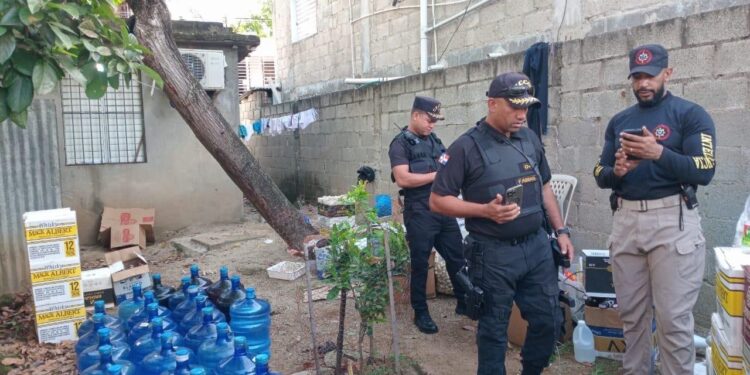 CECCOM desmantela red de fabricantes de bebidas alcohólicas adulteradas con más de 500 unidades