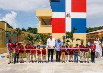 Abinader inaugura Escuela Básica y Multiuso en La Vega; también visitó Expo-Vega Real 2024 y Laboratorio Biovega