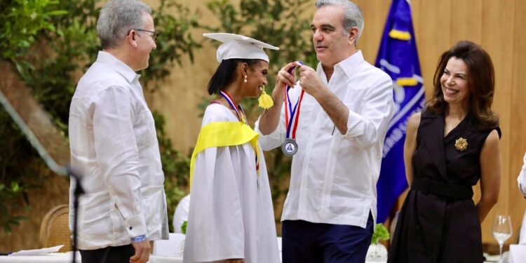 Presidente Luis Abinader Encabeza 7ma Graduación en Ciudad Santa María, Santiago.