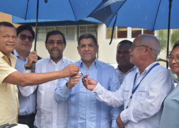 Limber Cruz impulsa remodelación de instalaciones en Monte Plata