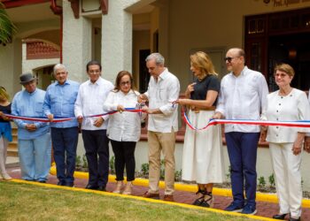 Presidente Abinader inaugura siete obras de agua potable y saneamiento que benefician a más de 135 mil personas y entrega 250 apartamentos en Santiago